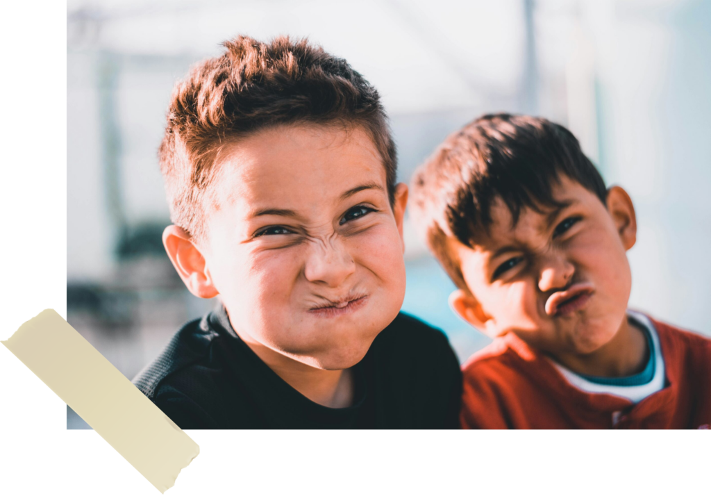 Uśmiechnięte dzieciaki bawiące się na półkoloniach letnich